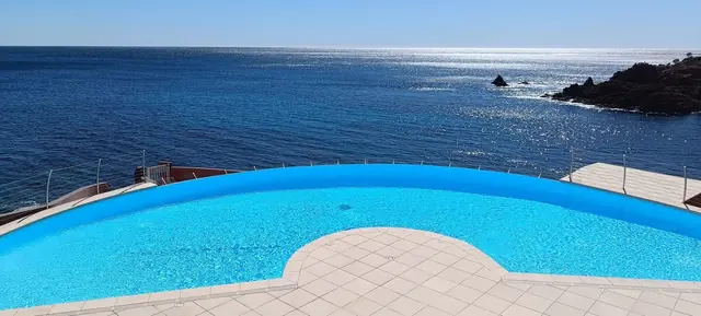 Piscine à débordement