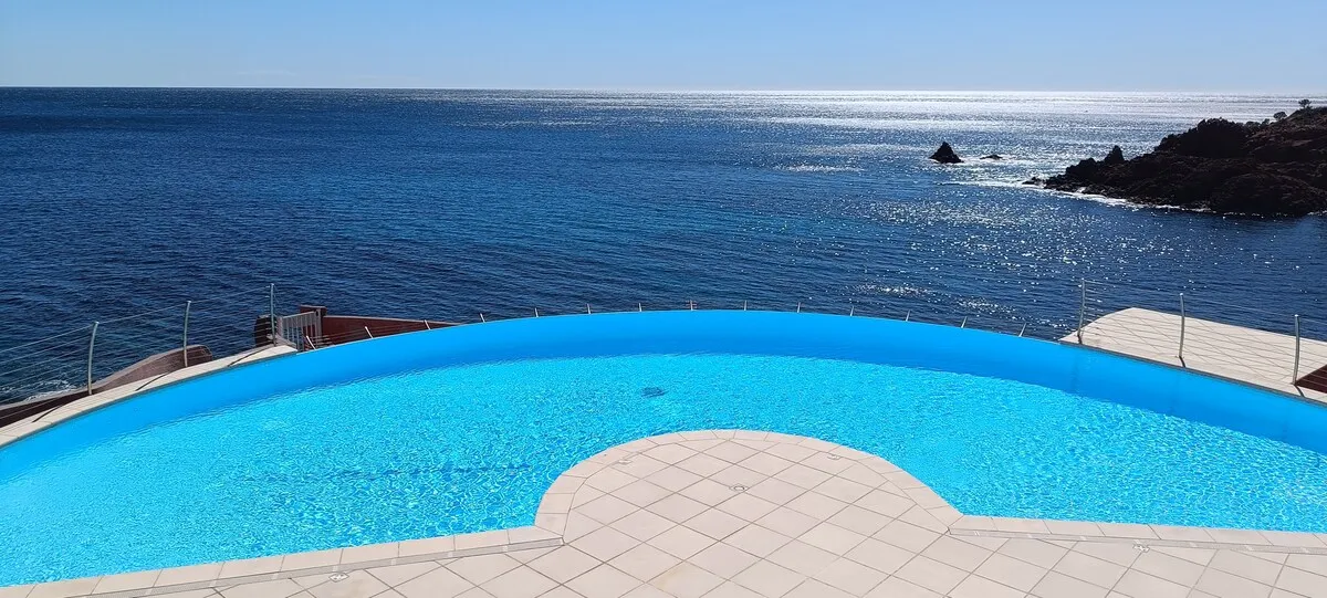 Piscine à débordement